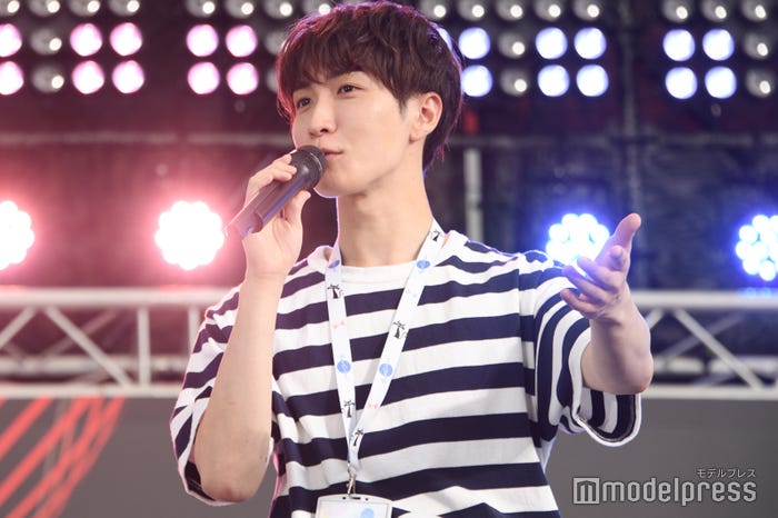 「水飲むだけでかっこいい・可愛い・愛おしいってことでしょ?」by渡辺翔太(C)モデルプレス