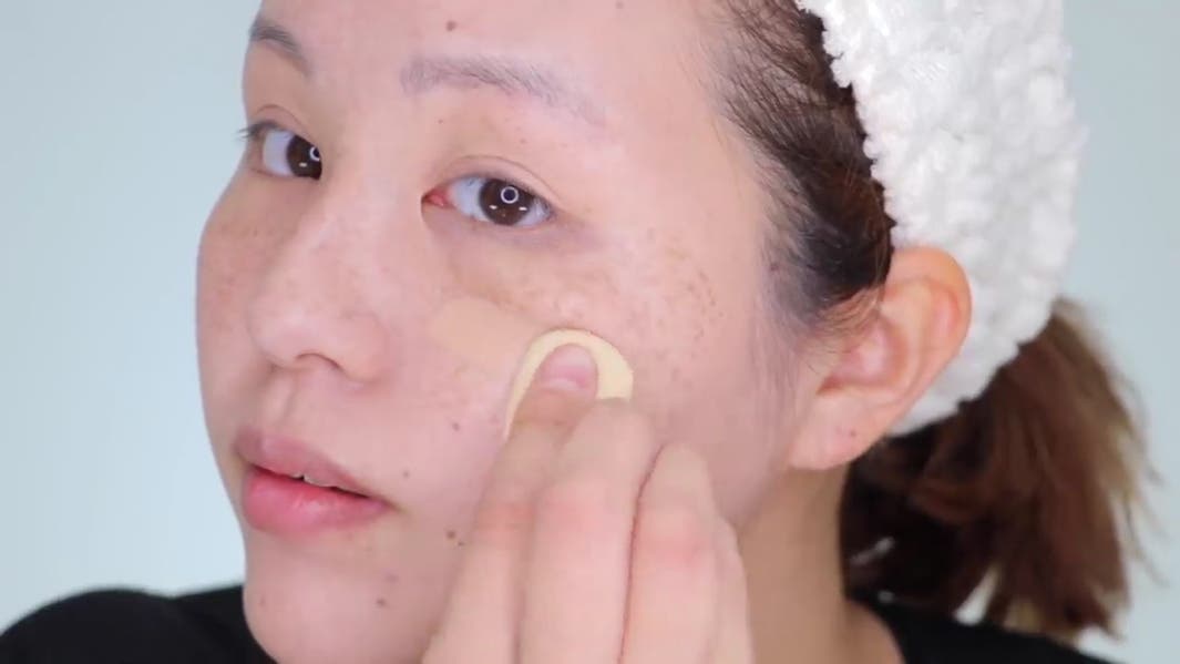 顔の中心から外側に向かって伸ばしていく