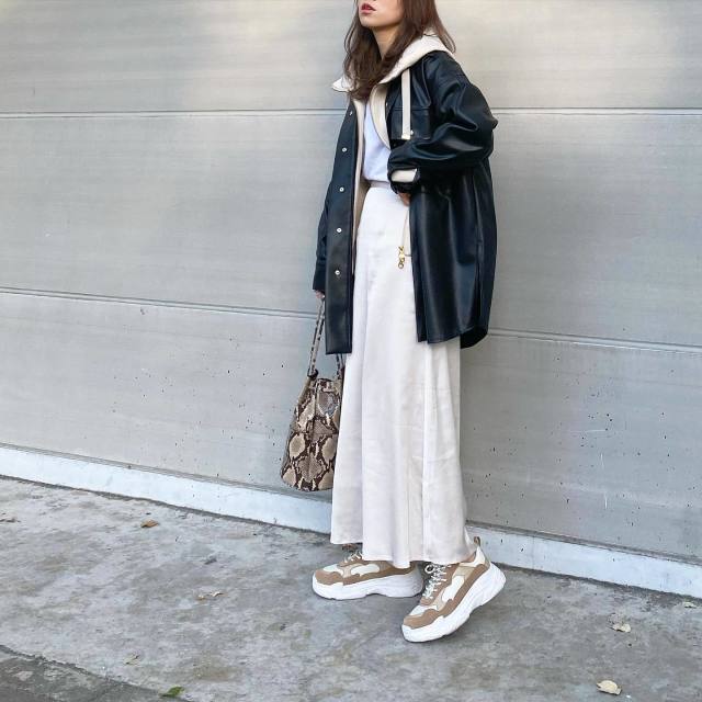 サテンスカートにエコレザージャケットを合わせたコーデ