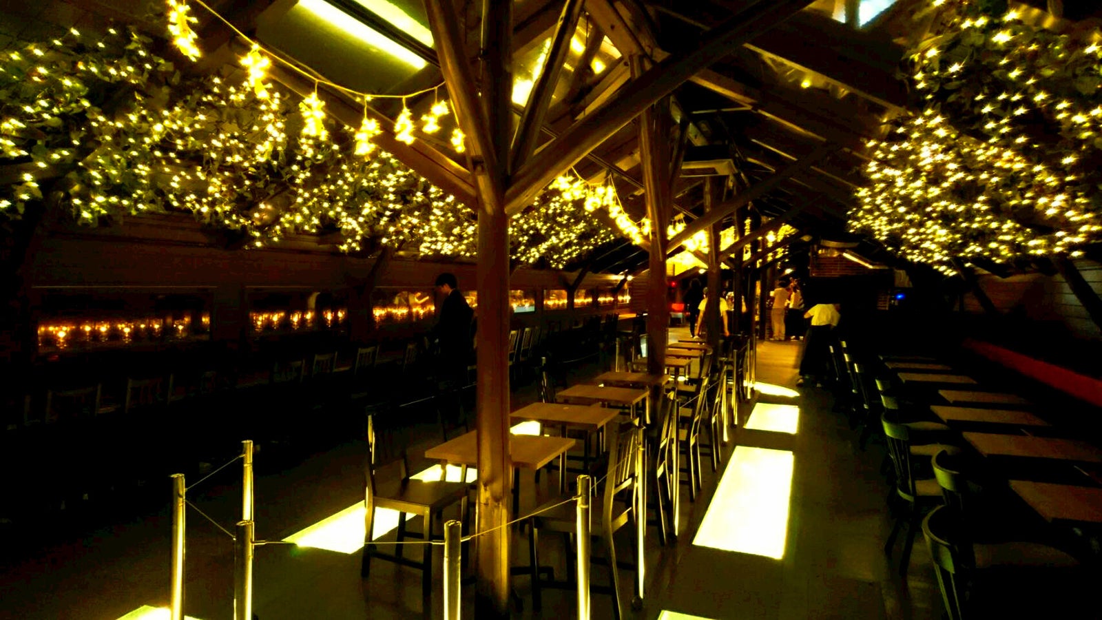 昼間もランプの灯りのみで仄暗く幻想的な雰囲気／画像提供：公益社団法人びわこビジターズビューロー