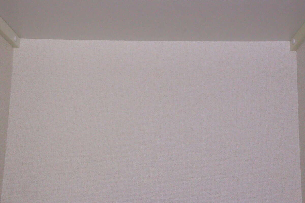 薄暗い室内の壁面を広角モードで広く照らしている状態 薄暗い室内の壁面を広角モードで広く照らしている状態