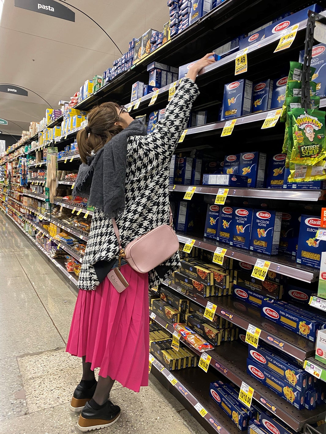 海外に行く機会があったら、必ずスーパーマーケットに行って食品や調味料を購入します！（提供写真）