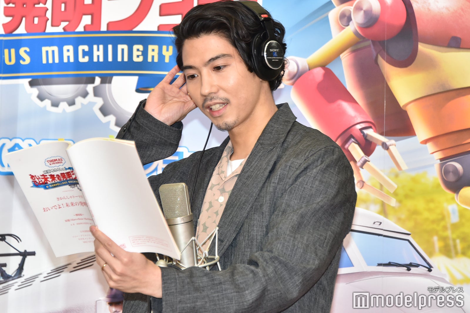 公開アフレコを実施する賀来賢人 （C）モデルプレス