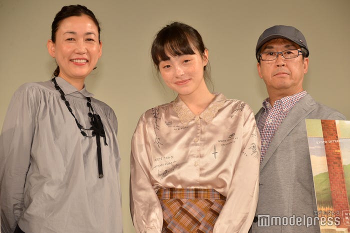 大島葉子、モトーラ世理奈、今関あきよし監督(C)モデルプレス