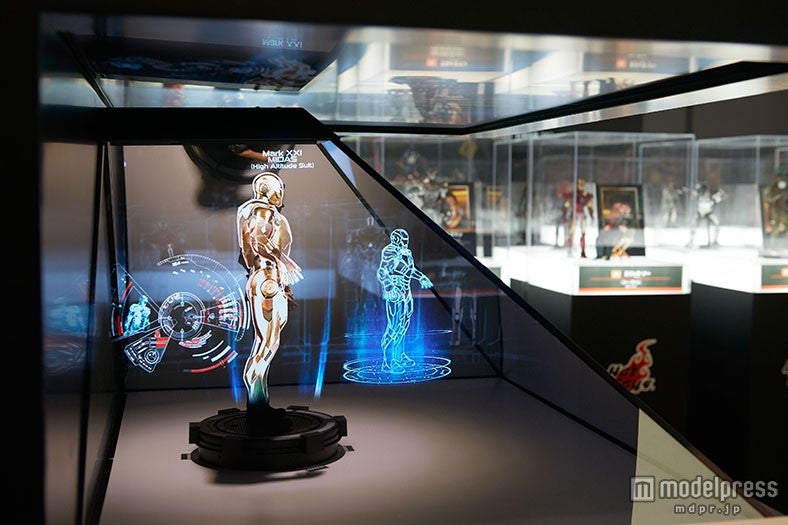 ホログラムディスプレー、フィギュア展示（C）MARVEL