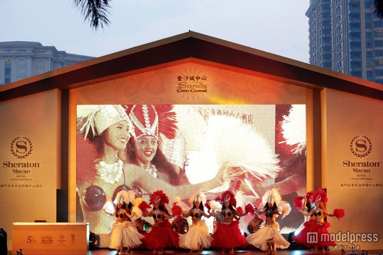 オープニングパーティーでは華やかな数々のショーが展開された。