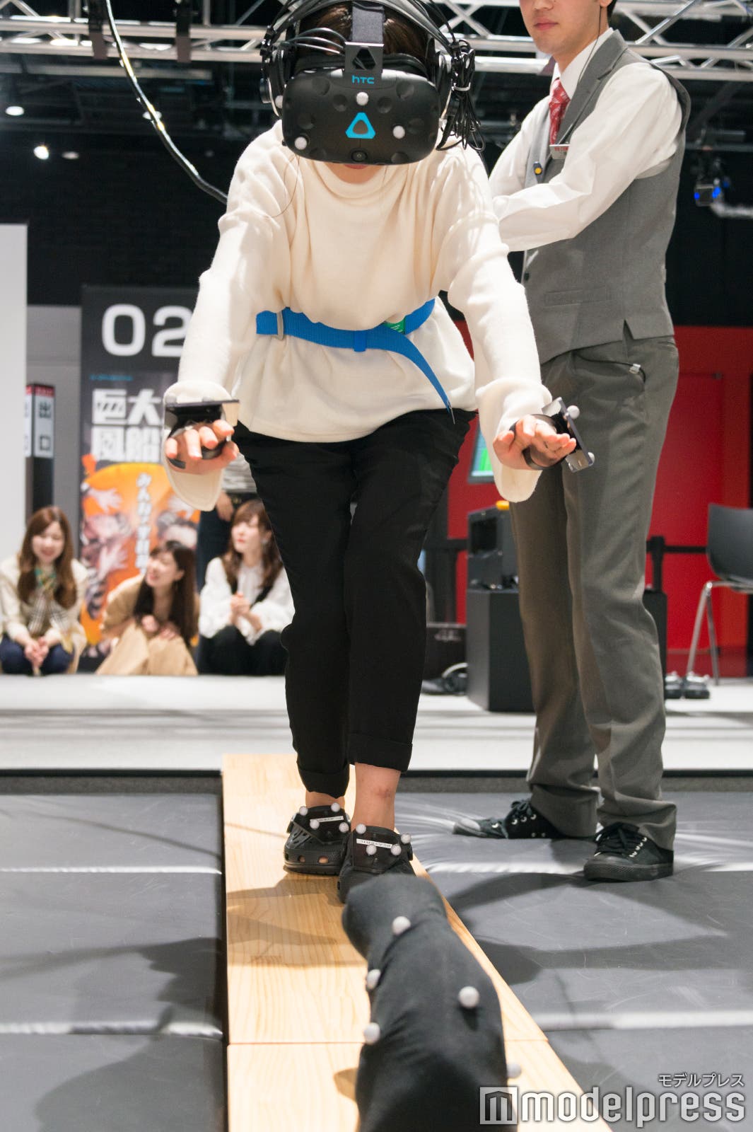 実際は10cmにも満たない板の上(C)モデルプレス