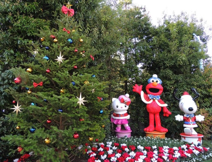 ユニバーサル・ワンダーランドの入口もクリスマスバージョン