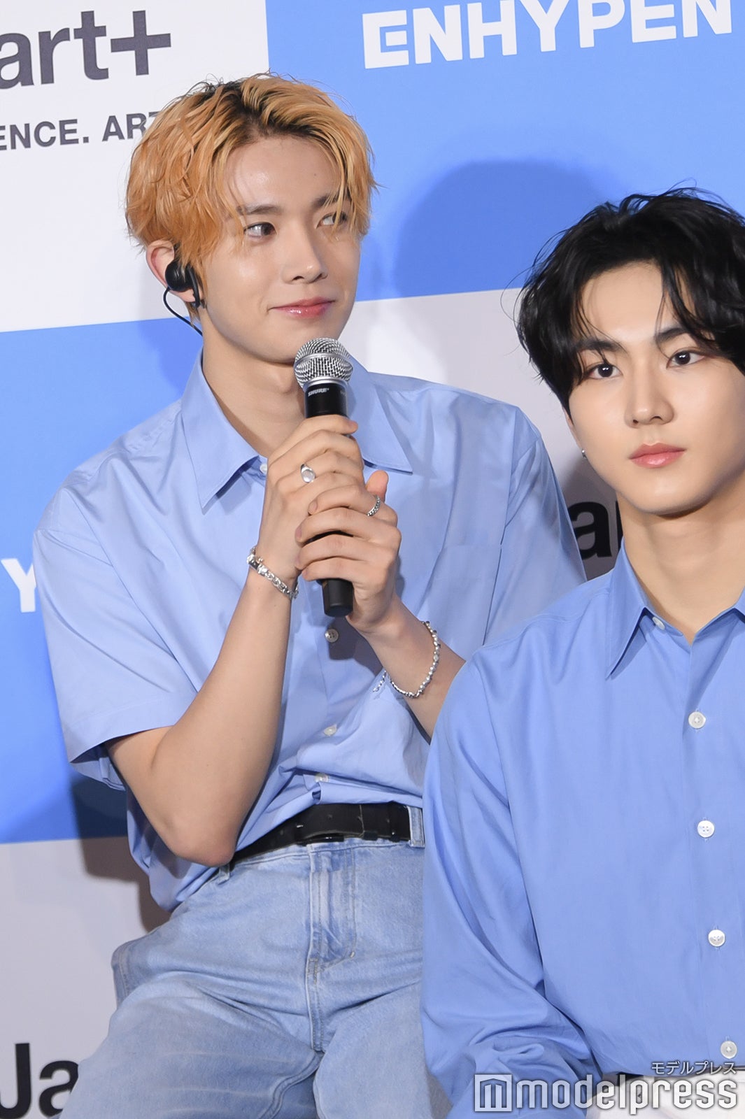 両手でマイクを持って話すHEESEUNG（ヒスン）（C）モデルプレス