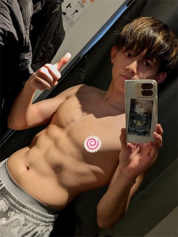 松丸亮吾、筋トレ継続中の引き締まった上半身を公開「お顔とのギャップが」「メロい」
