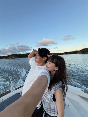 日本代表FW・上田綺世、モデル妻＆愛娘との仲睦まじい3ショット「僕の原動力は家族です」