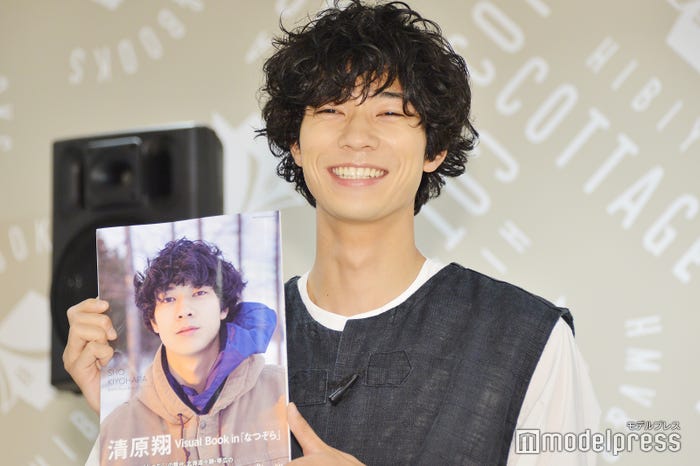 「笑顔でお願いします」と言われ「はい!」と微笑む清原翔(C)モデルプレス