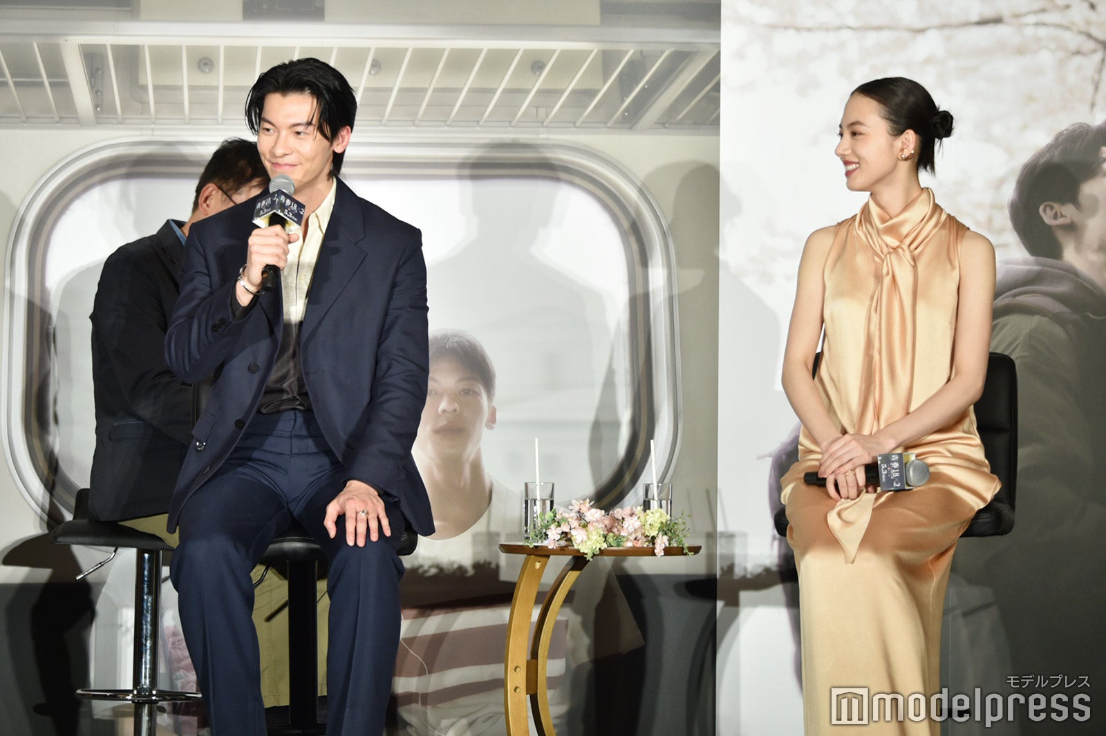 「あざす！」を披露するシュー・グァンハン、笑顔で見守る清原果耶（C）モデルプレス