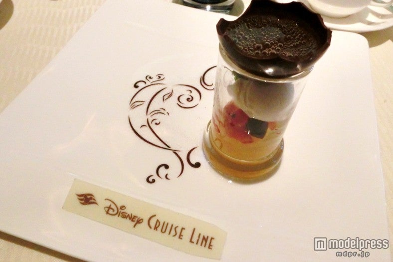 デザート／オレンジソーダフロート、クルーズラインのロゴ入りチョコ付き