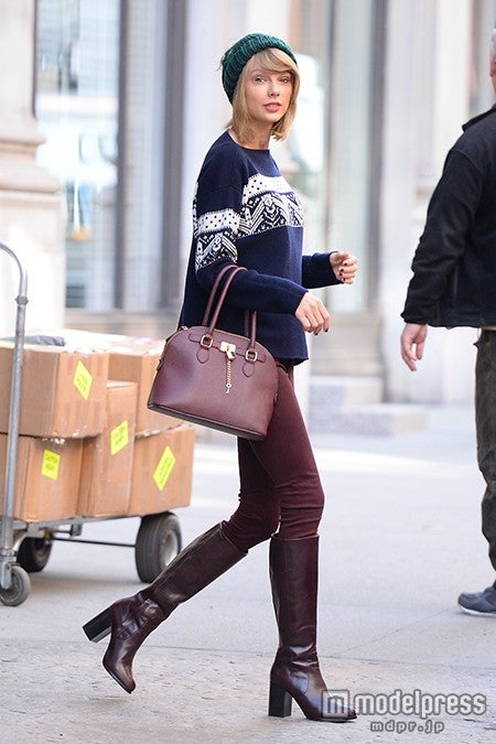 ネイビー×ボルドーの2トーンコーデ（Photo：Getty Images）