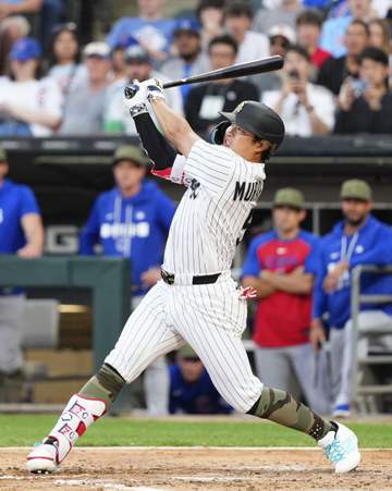 村上宗隆2戦連発26号！メジャー1年目の日本選手最多記録更新 160キロ捉えた圧巻の逆方向ポール直撃弾に本拠地が大熱狂 24試合連続出塁