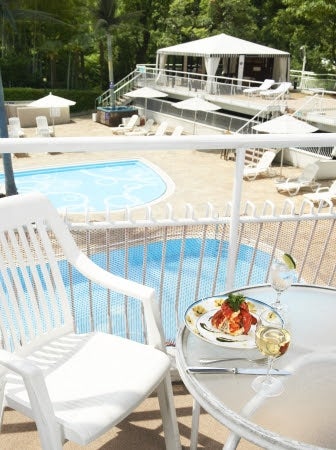 プールテラスに “ビアガーデン”がいち早く出現／画像提供：ニュー・オータニ