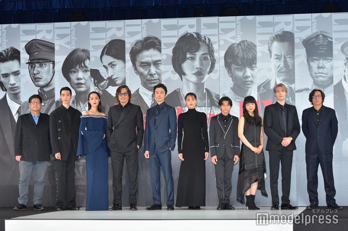 (左から)長浦京氏、清水尋也、シシド・カフカ、豊川悦司、長谷川博己、綾瀬はるか、羽村仁成、古川琴音、ジェシー、行定勲監督 (C)モデルプレス