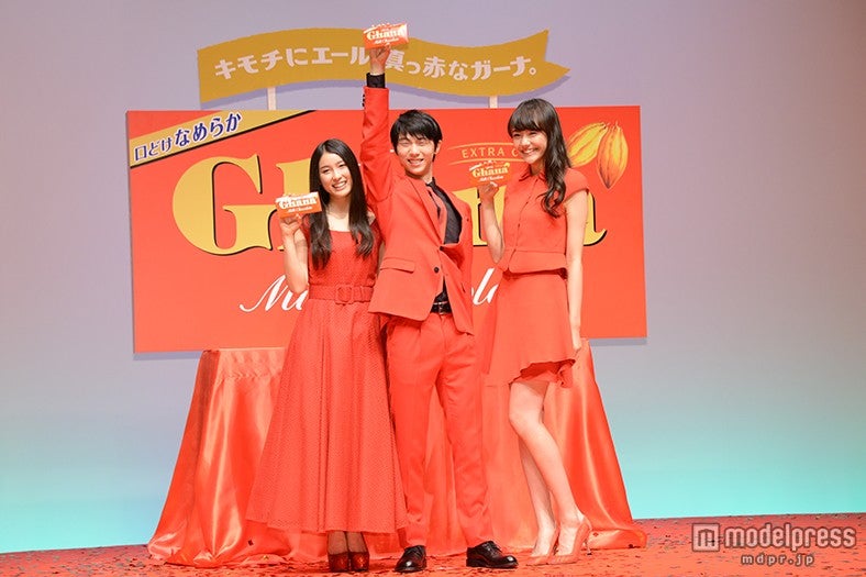 （左より）土屋太鳳、羽生結弦選手、松井愛莉