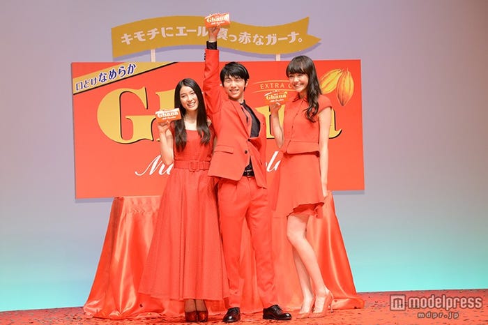 (左より)土屋太鳳、羽生結弦選手、松井愛莉