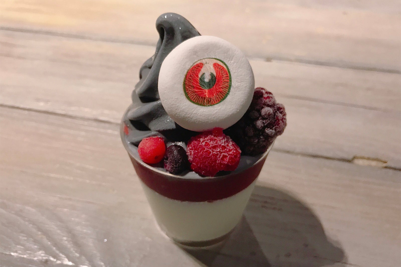 「目玉おやじの目玉パフェ」500円（税込）（C）水木プロダクション