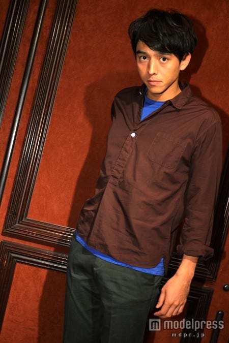 クールな表情を決めてくれた満島真之介