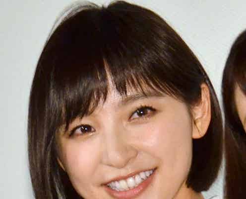 篠田麻里子、ミニスカ制服姿で恐縮「年甲斐もなく…」