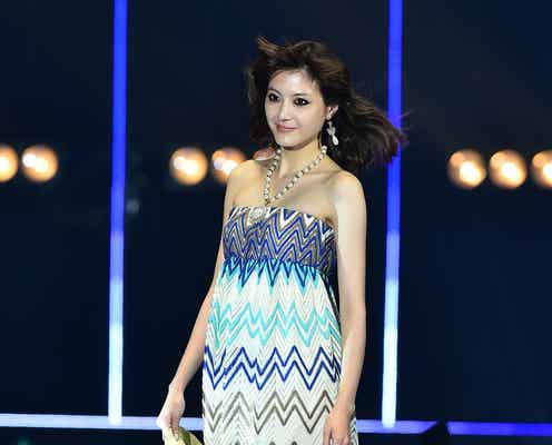 佐藤ありさがイメージ一新 ヘアカット&スモーキーメイクで華やかランウェイ<TGC2016 S/S>