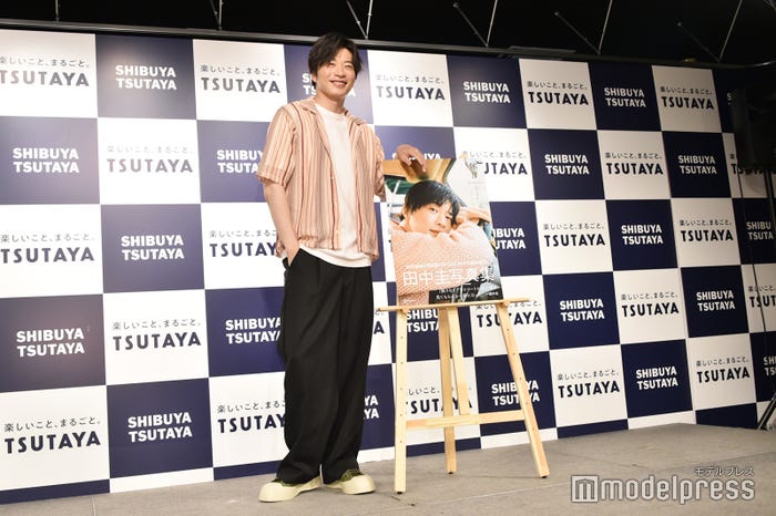 フォトセッションが何パターンもあり申し訳ない気持ちになる田中圭(C)モデルプレス