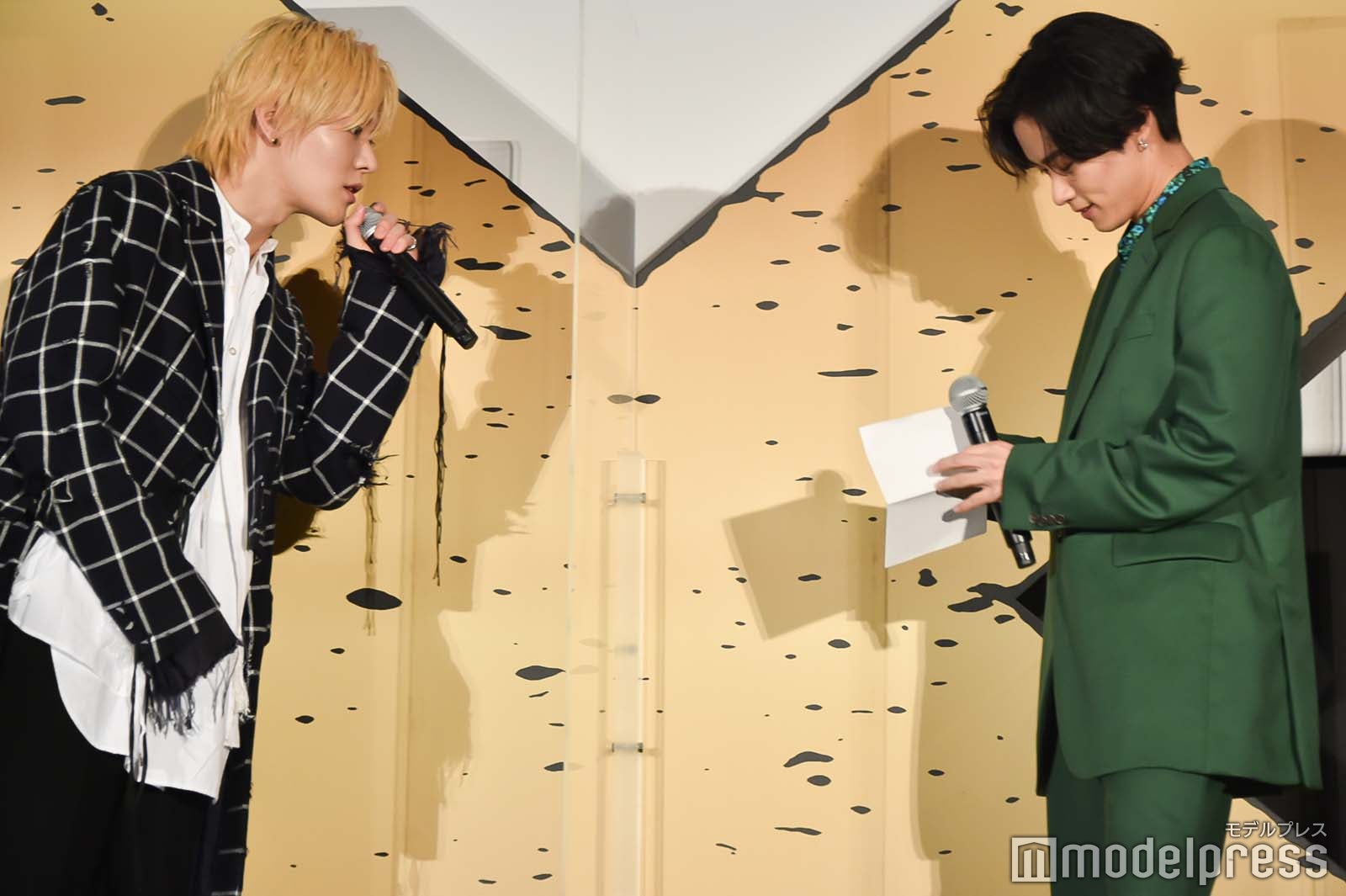 川村壱馬の取り出した手紙に興味津々な中本悠太 （C）モデルプレス