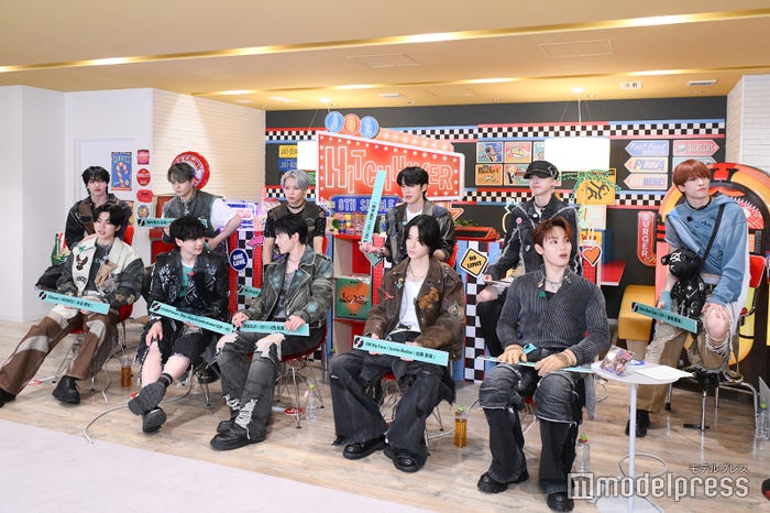 JO1/大平祥生、鶴房汐恩、川尻蓮、河野純喜、白岩瑠姫、金城碧海(下段左から)木全翔也、豆原一成、川西拓実、佐藤景瑚、與那城奨(C)モデルプレス