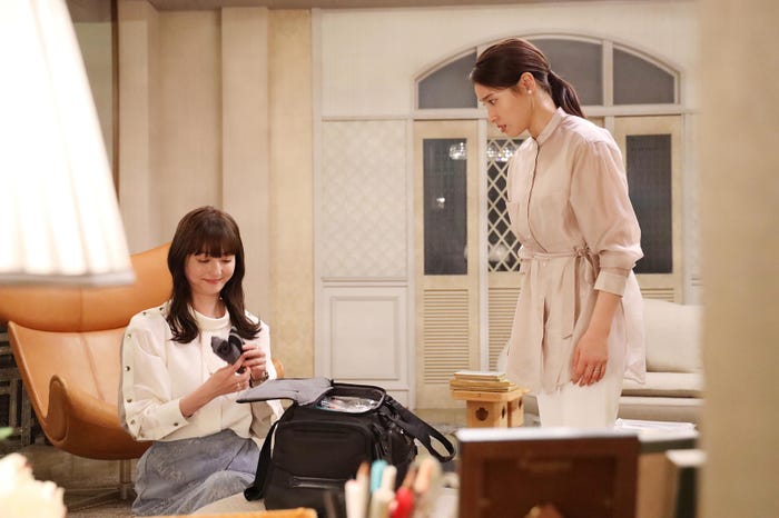 佐々木希、土屋太鳳/「やんごとなき一族」第7話より(C)フジテレビ