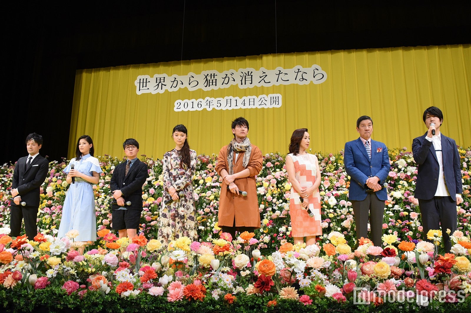 （左から）永井聡監督、石井杏奈、濱田岳、宮崎あおい、佐藤健、原田美枝子、奥田瑛士、川村元気氏（C）モデルプレス