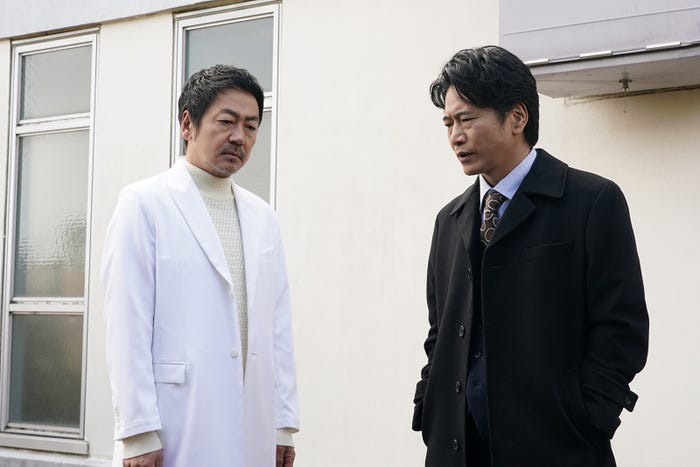 大森南朋、萩原聖人「厨房のありす」第8話より(C)日本テレビ