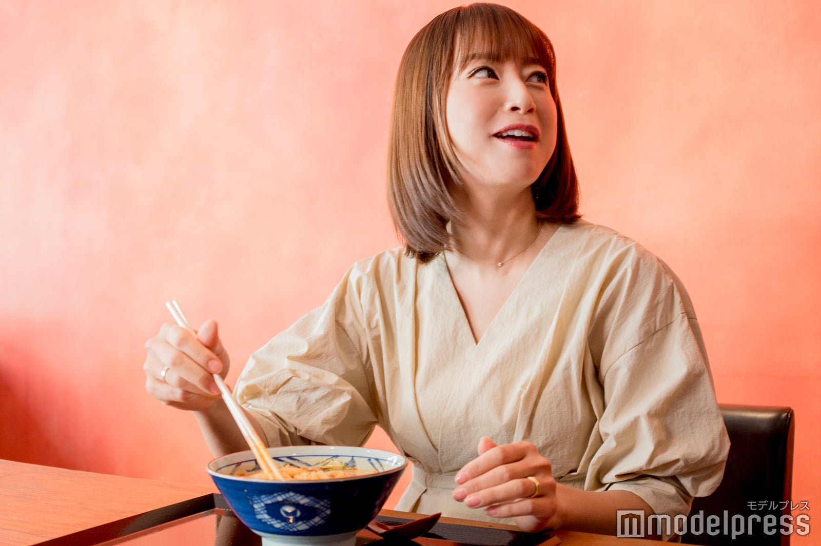 スタッフにも「これ美味しいよ！」と勧める鈴木亜美 （C）モデルプレス