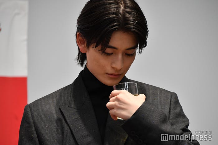 あらゆる角度から溶けない“氷”を観察する高橋文哉 (C)モデルプレス