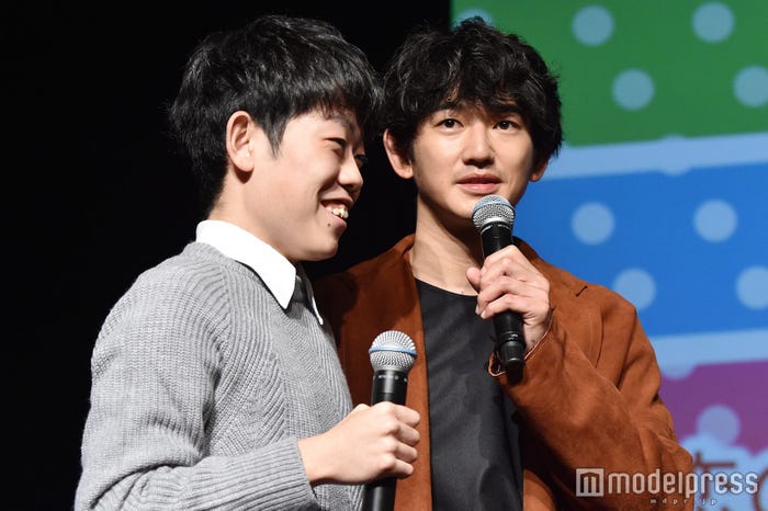 男子学生にアドバイスする瑛太 (C)モデルプレス