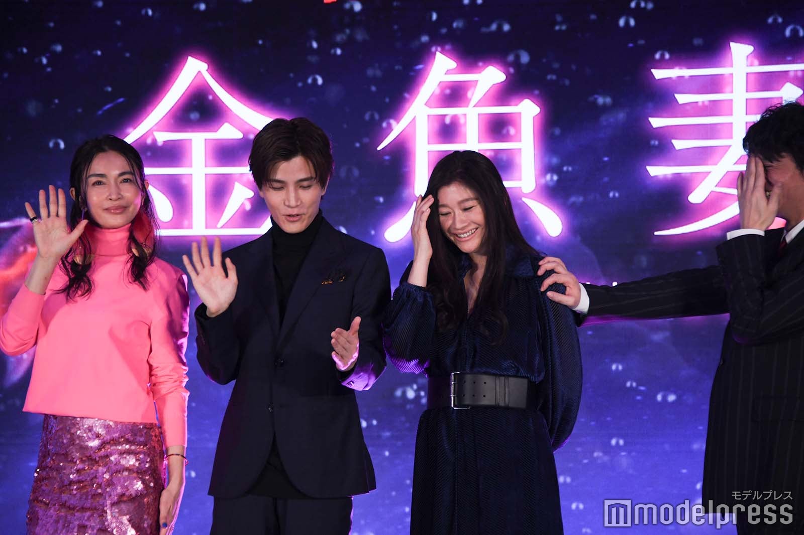 ムービータイムに談笑する長谷川京子、岩田剛典、篠原涼子、安藤政信 （C）モデルプレス