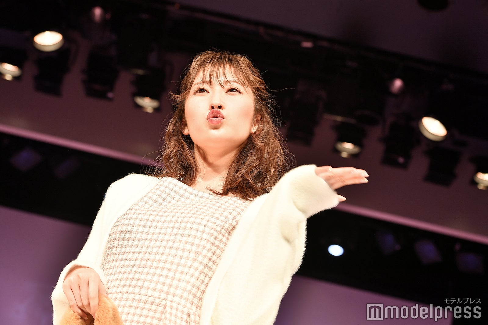 NMB48吉田朱里、“王道モテコーデ”の投げキスにドキッ＜Ray学園祭