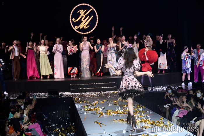 「春はあけぼの、夏は夜、秋は夕暮れ、冬はつとめて…IT’S SHOW TIME」(C)モデルプレス