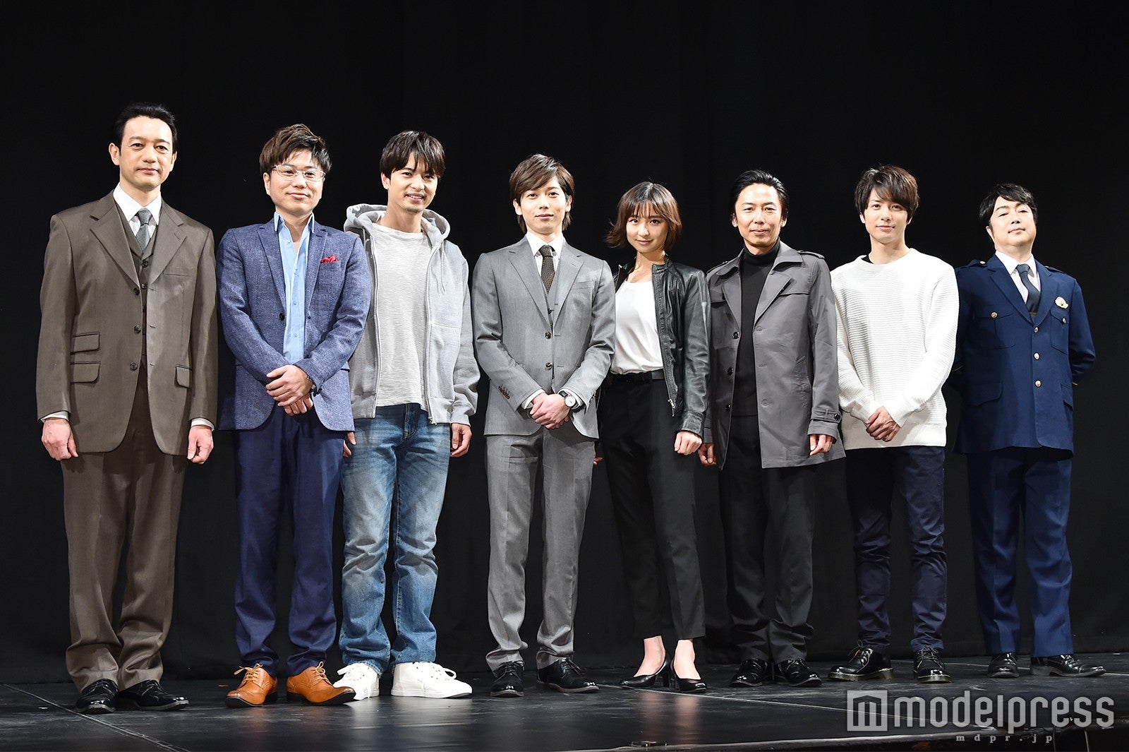 （左から）飯田基祐、川谷修士（2丁拳銃）、中村優一、染谷俊之、篠田麻里子、岡田達也、和田琢磨、下村青