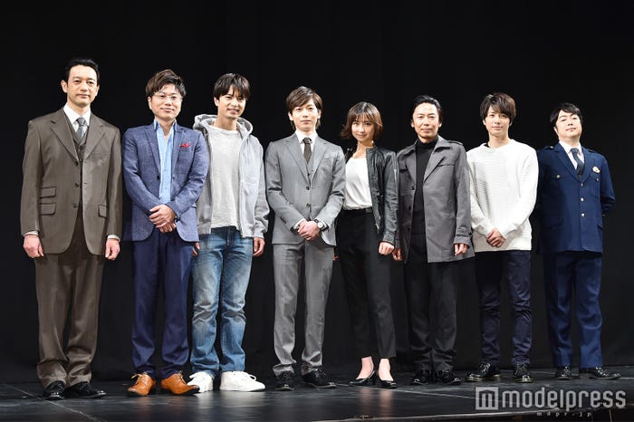 (左から)飯田基祐、川谷修士(2丁拳銃)、中村優一、染谷俊之、篠田麻里子、岡田達也、和田琢磨、下村青