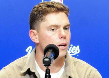 ドジャース スミスの愛娘がほっこり始球式 シャーロットちゃんがすっかりお姉ちゃんに 昨年のWSで人気者に スタンドから大歓声