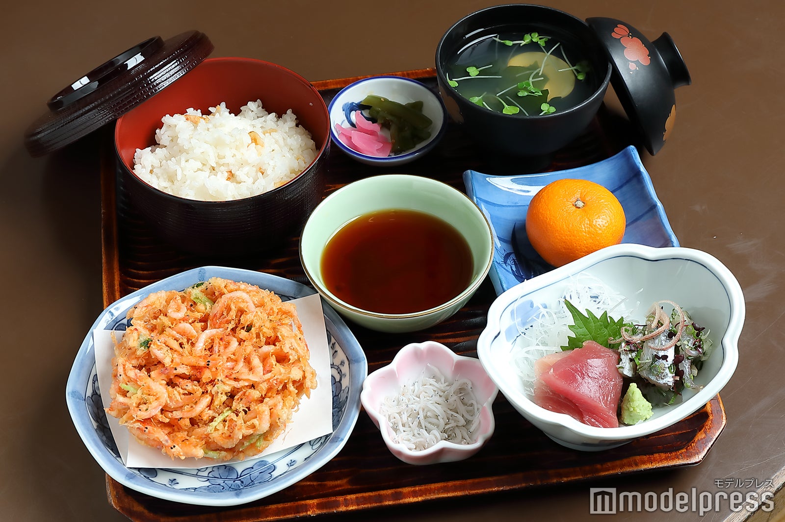 駿河定食 1,950円（税込）。香ばしい桜エビのかき揚げと、桜エビご飯、地魚のお刺身つき。（C）モデルプレス