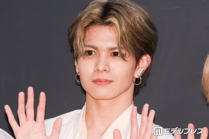 OCTPATH栗田航兵、timeleszライブで松島聡からサイン 2ショットに「仲良くなってるの嬉しい」「兄弟みたい」と反響