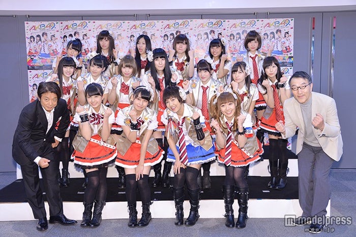 ミュージカル「AKB49~恋愛禁止条例~」(上段左から)川本紗矢、飯野雅、森田彩花、谷真理佳、山尾梨奈、谷口めぐ、(中断左から)岡田奈々、梅田綾乃、松村香織、内山命、山下ゆかり、大島涼花、坂口理子、(下段左から)演出の茅野イサム氏、大和田南那、小嶋真子、宮澤佐江、須田亜香里、日野陽仁