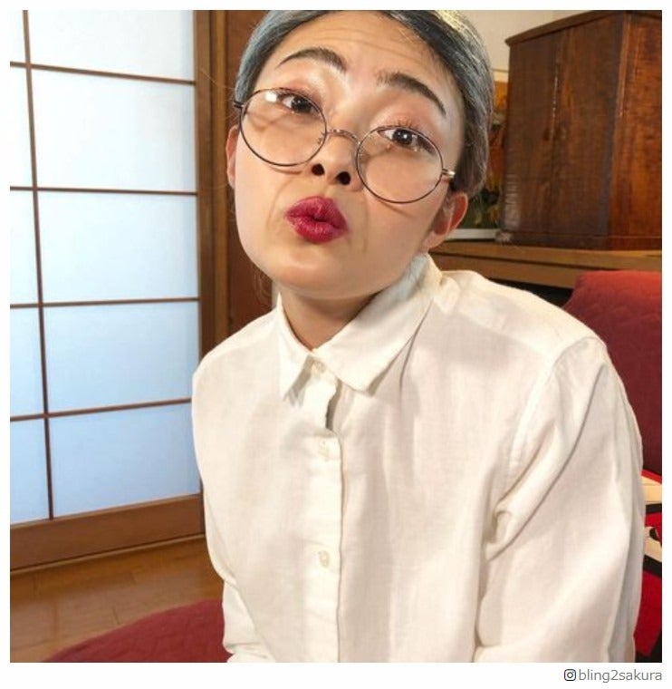 井上咲楽、“おばあちゃんメイク”ショット公開に反響「可愛い」「なかなかサマになってる」