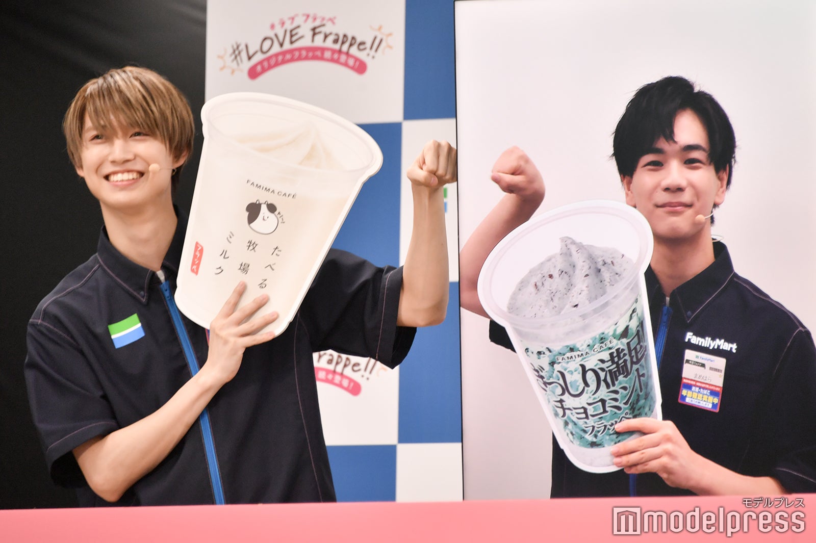 ポーズを合わせる白岩瑠姫と豆原一成（C）モデルプレス