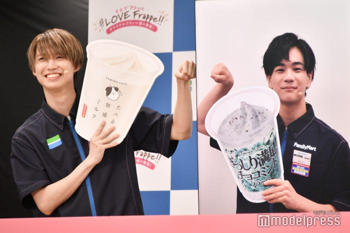 ポーズを合わせる白岩瑠姫と豆原一成(C)モデルプレス