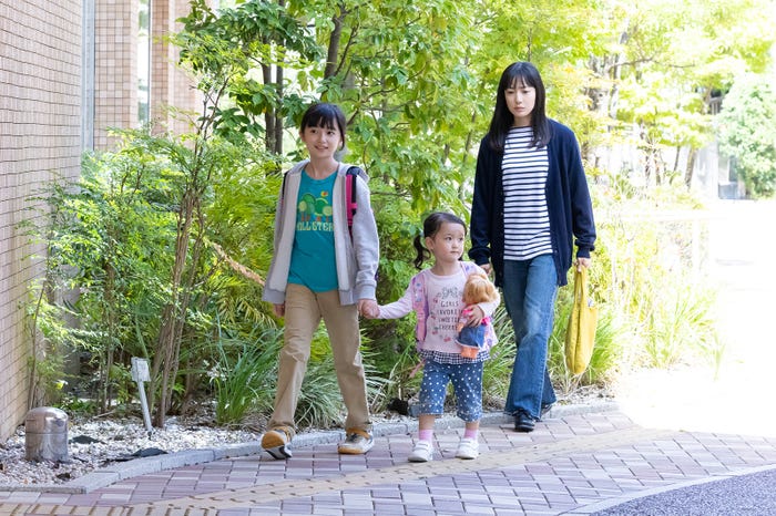 白山乃愛、田村海夏、菅野美穂「ゆりあ先生の赤い糸」第2話より(C)テレビ朝日